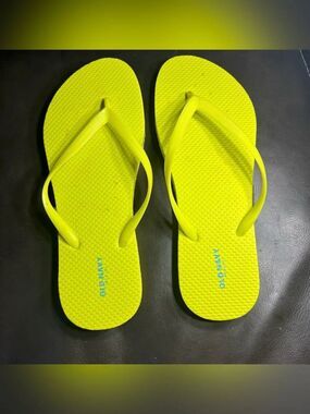 Old Navy Neon Yellow Flip-Flop Sandals Size 9 - 10 EPC